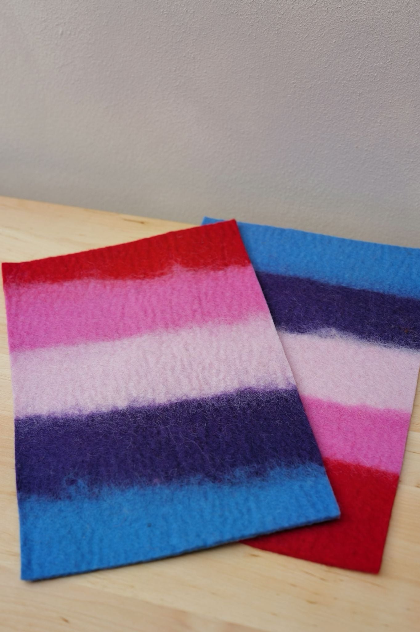 Rot/blau 2 Filzplatten 20 x 30 cm, ca.4mm, handgemacht