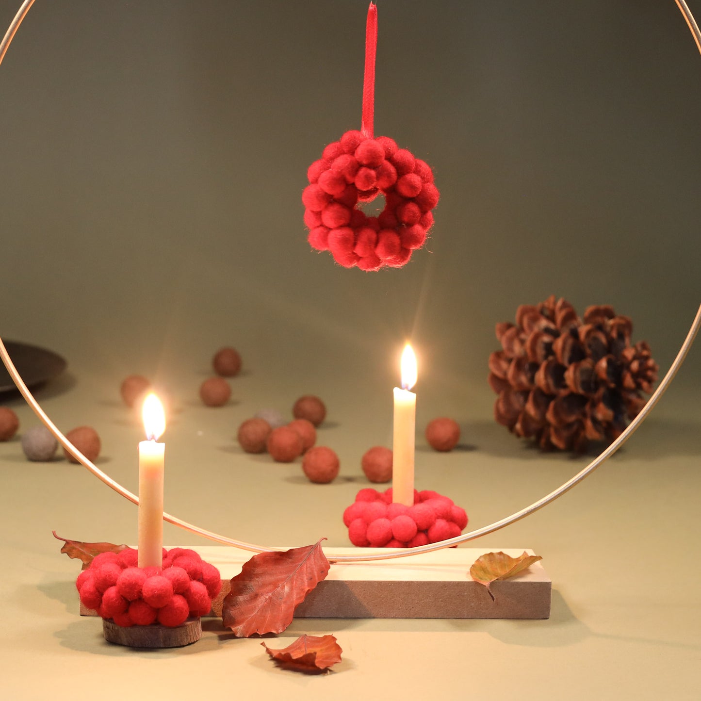 3x "Zauberhafter Minikranz aus Filzkugeln: Weihnachtszauber in Weiß, Rot und Grün - 8-Natur