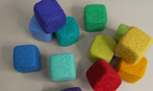 Montessori-Lernspaß: Bunte Filzwürfel für kreative und motorische Förderung