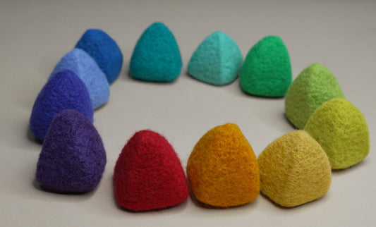 Montessori-Lernspaß: Bunte Filzpyramiden für kreative und motorische Förderung