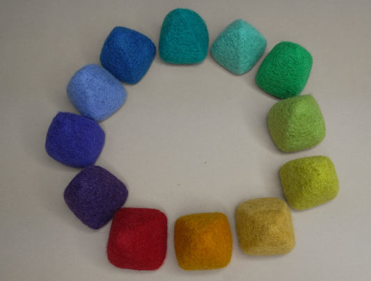 Montessori-Lernspaß: Bunte Filzpyramiden für kreative und motorische Förderung