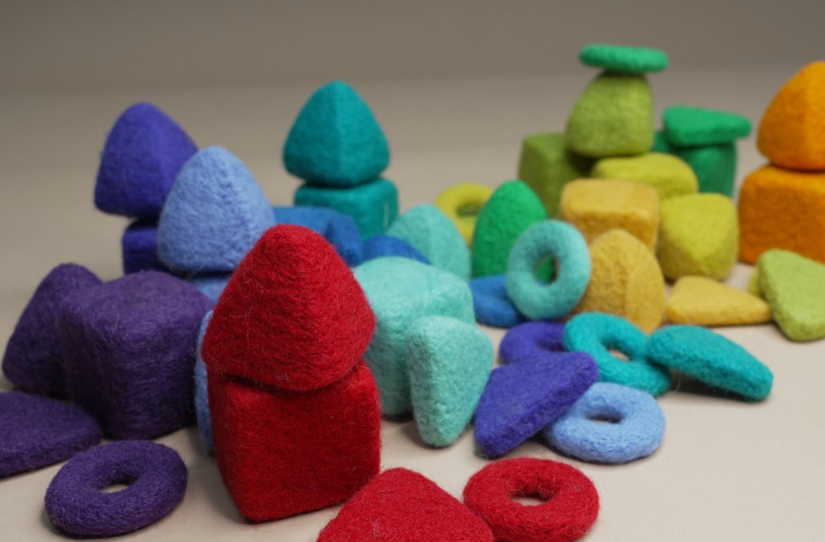 Montessori-Spielteppich in Regenbogenfarben: Lernen und Spielen auf kreative Weise