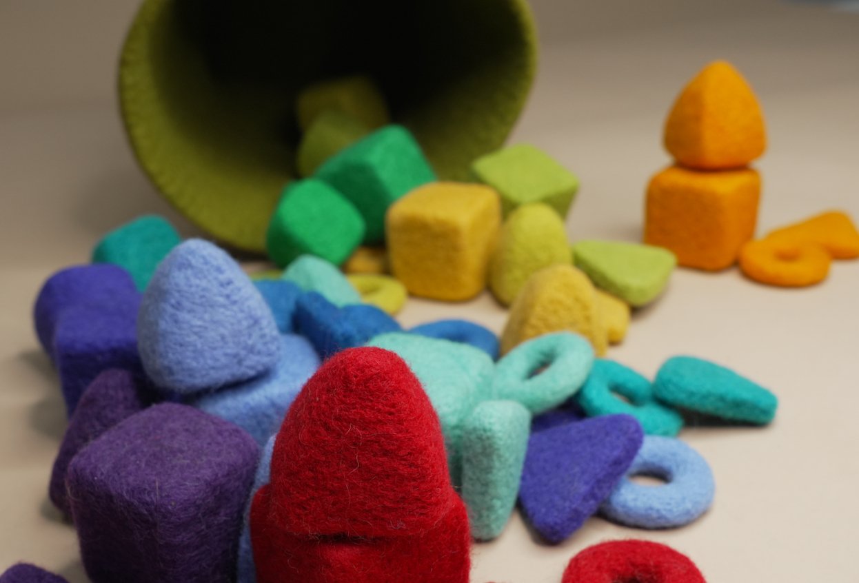 Montessori-Lernspaß: Bunte Filzpyramiden für kreative und motorische Förderung
