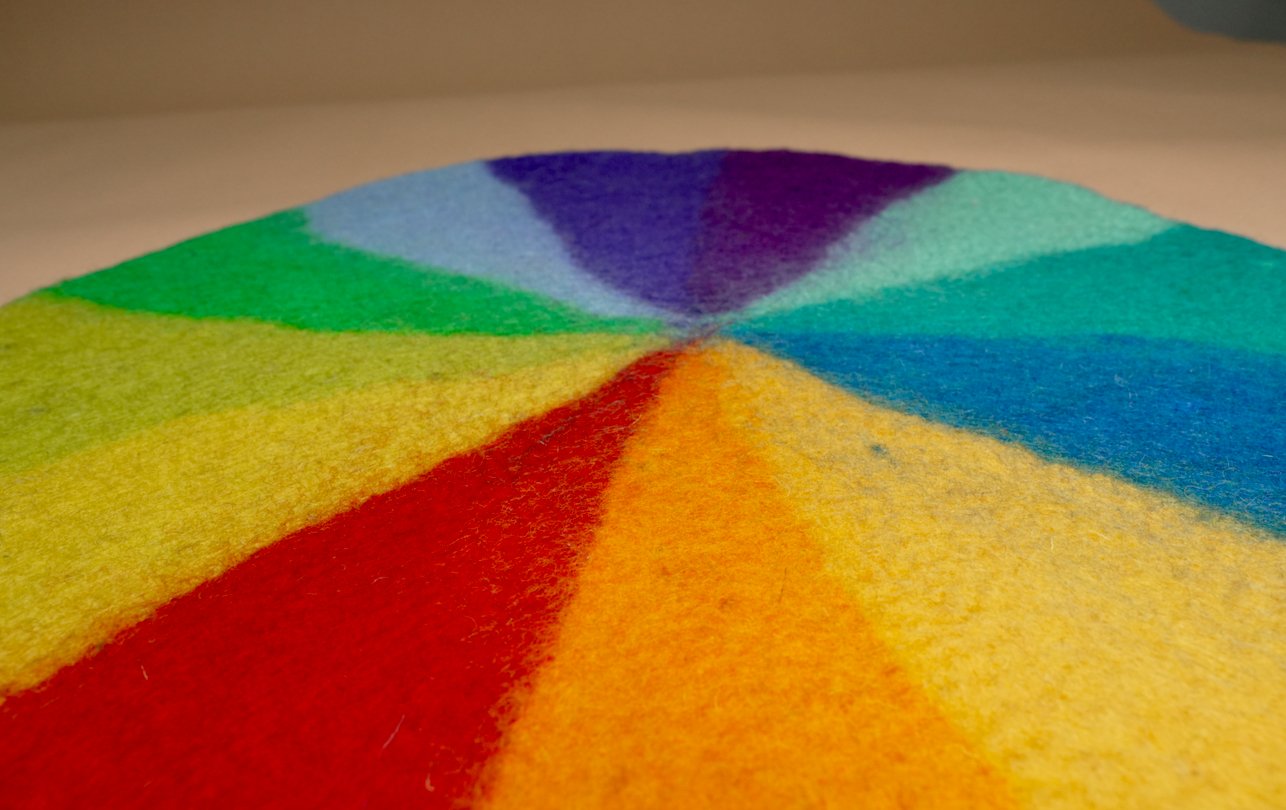 Montessori-Spielteppich in Regenbogenfarben: Lernen und Spielen auf kreative Weise