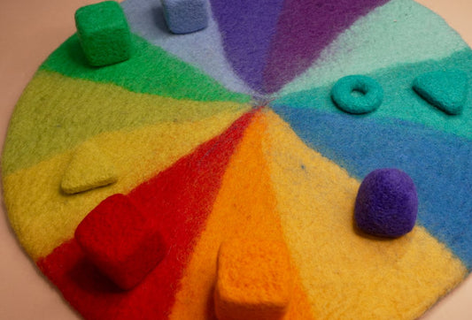 Montessori-Spielteppich in Regenbogenfarben: Lernen und Spielen auf kreative Weise