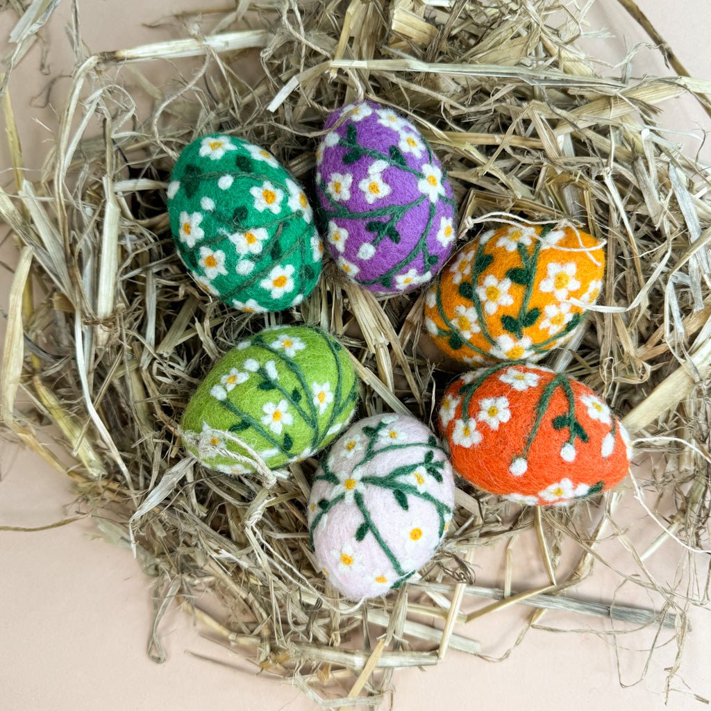 Filzei neu mit weißen Blumen