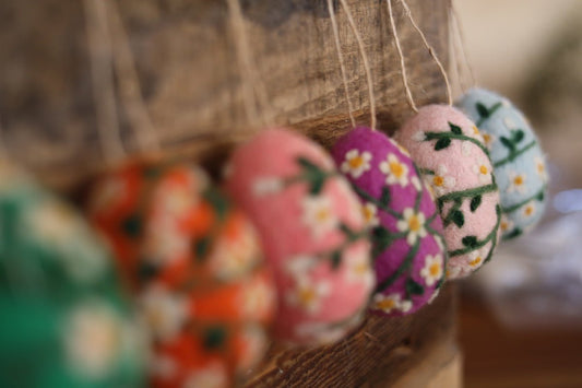 Filzei hellrosa mit weißen Blumen - 8-Natur