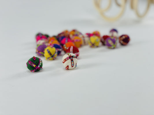 25 oder 50 Filzkugeln 2,3 cm, bestickt mit Perlen, bunt - 8-Natur