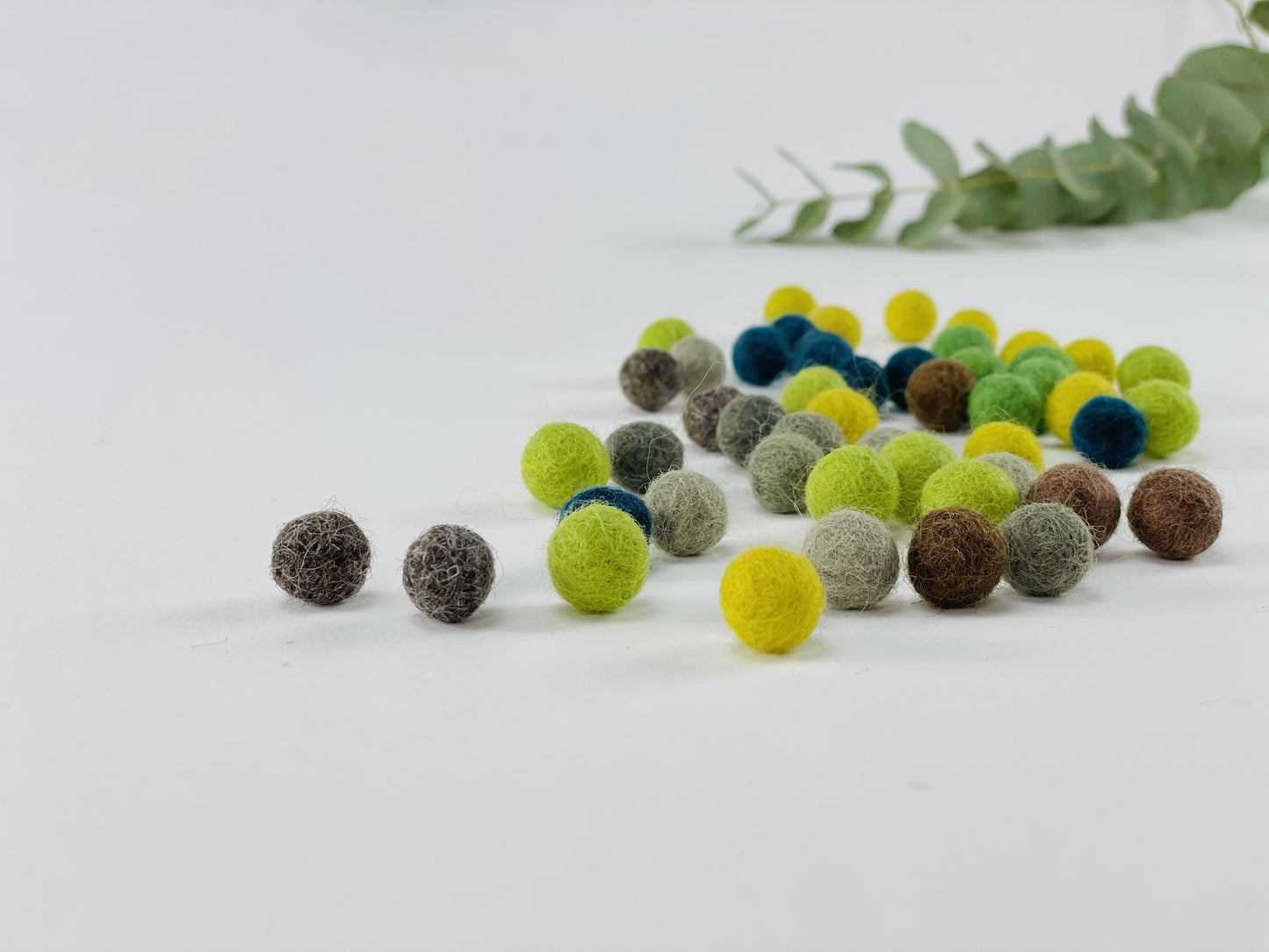 100 Filzkugeln 1 cm Oster-Mix Grün / braun - 8-Natur