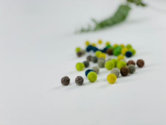 100 Filzkugeln 1 cm Oster-Mix Grün / braun - 8-Natur