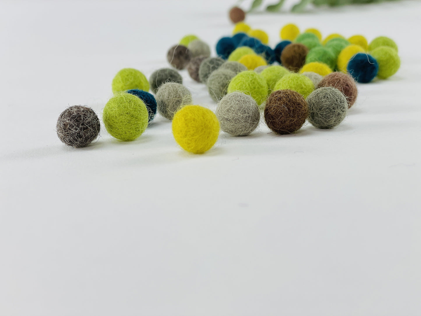 100 Filzkugeln 1 cm Oster-Mix Grün / braun - 8-Natur