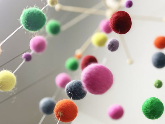 Bastelset Mobile aus 50 Filzkugeln an einem Holzkreuz - 8-Natur