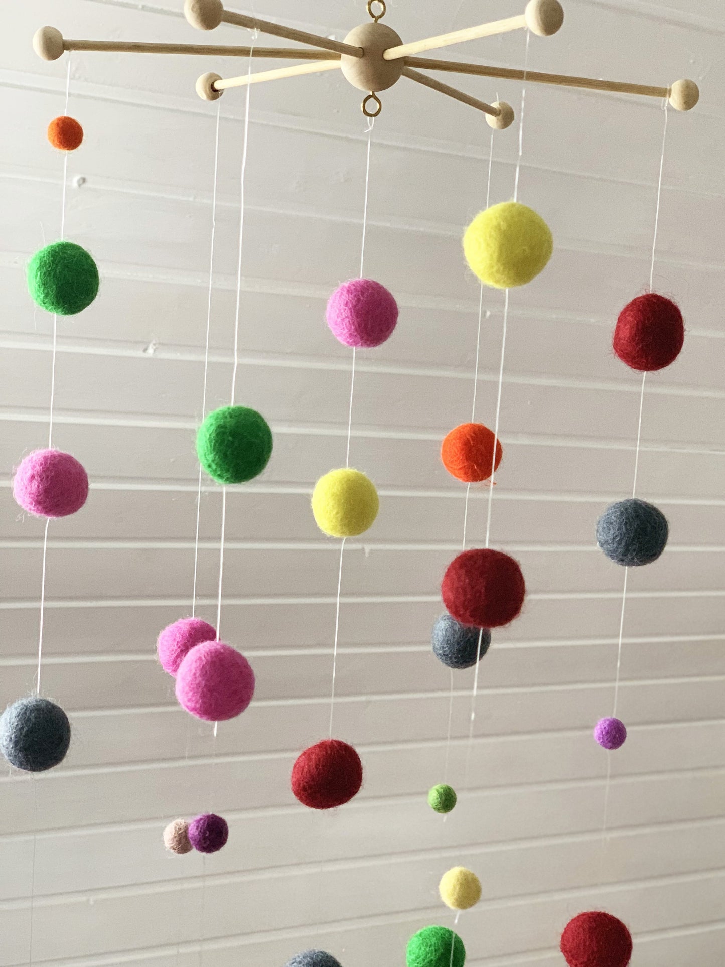 Bastelset Mobile aus 50 Filzkugeln an einem Holzkreuz - 8-Natur