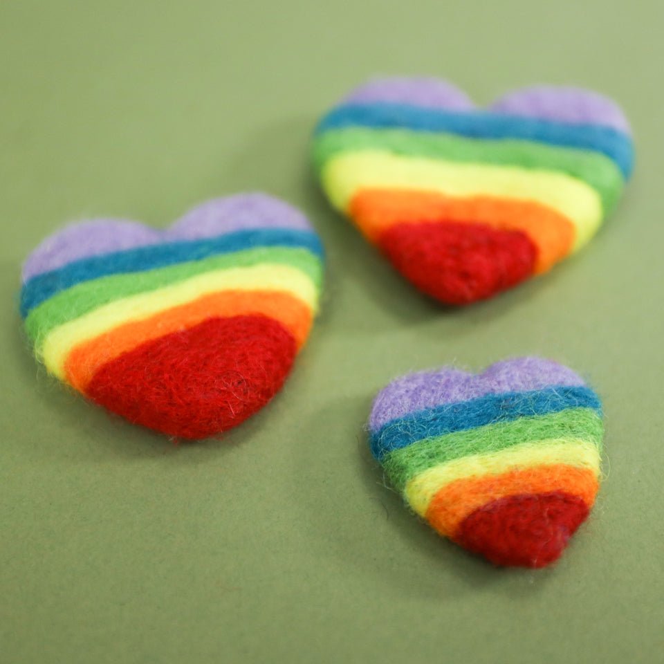 6 Regenbogen Herzen im Set aus Filz - 8-Natur