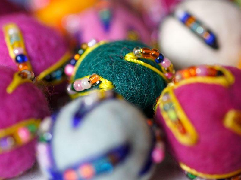 25 oder 50 Filzkugeln 2,3 cm, bestickt mit Perlen, bunt - 8-Natur