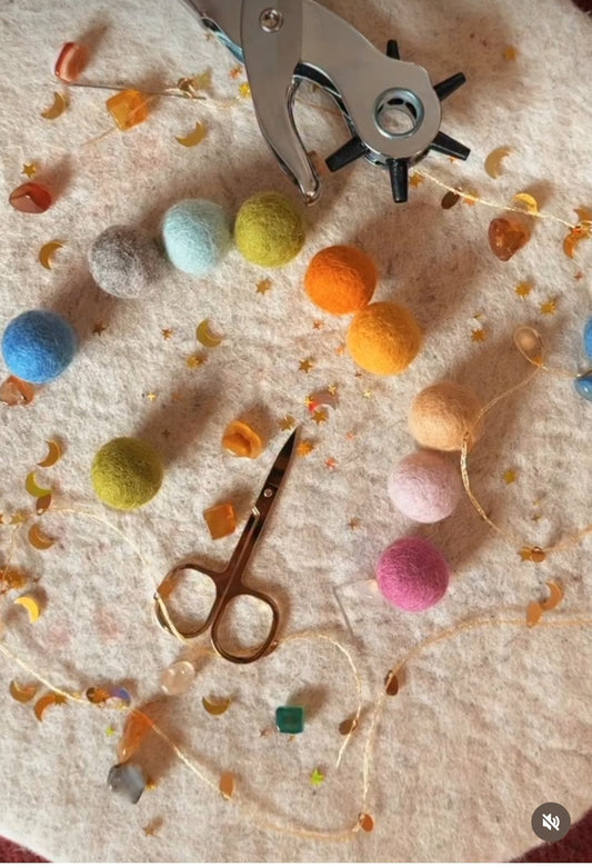 Mit der Lochzange Filzkugeln durchbohren – kreative DIY-Ideen
