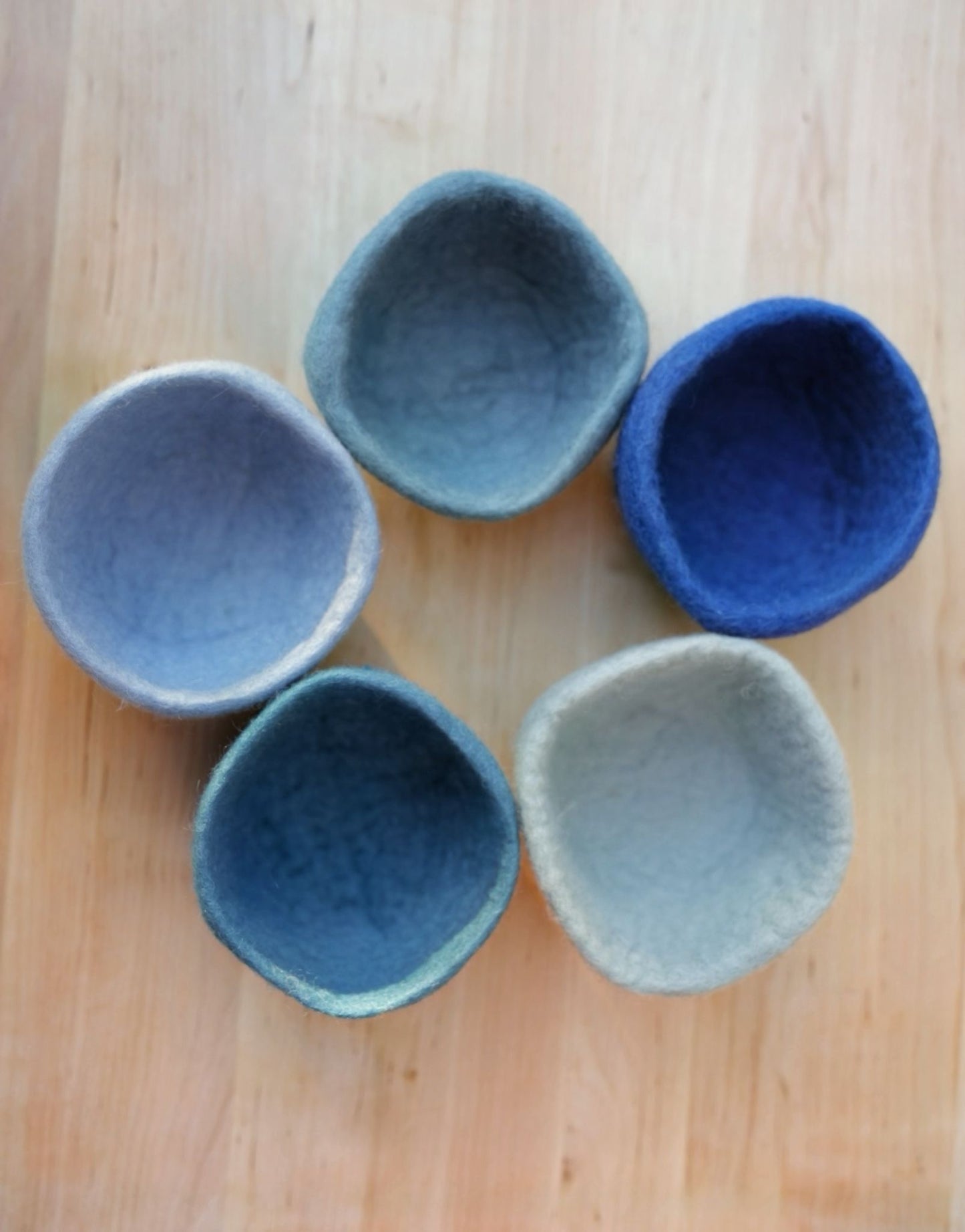 Filzschalen Set – 5 handgefertigte Schalen aus Wollfilz blau