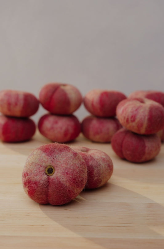 Ein Hauch von Sommer – 2 Pfirsiche aus Wolle