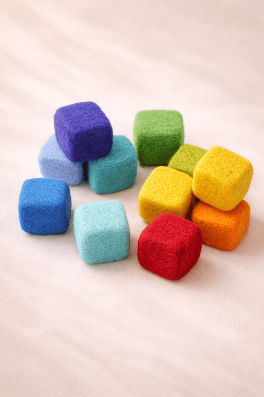 Montessori-Lernspaß: Bunte Filzwürfel für kreative und motorische Förderung