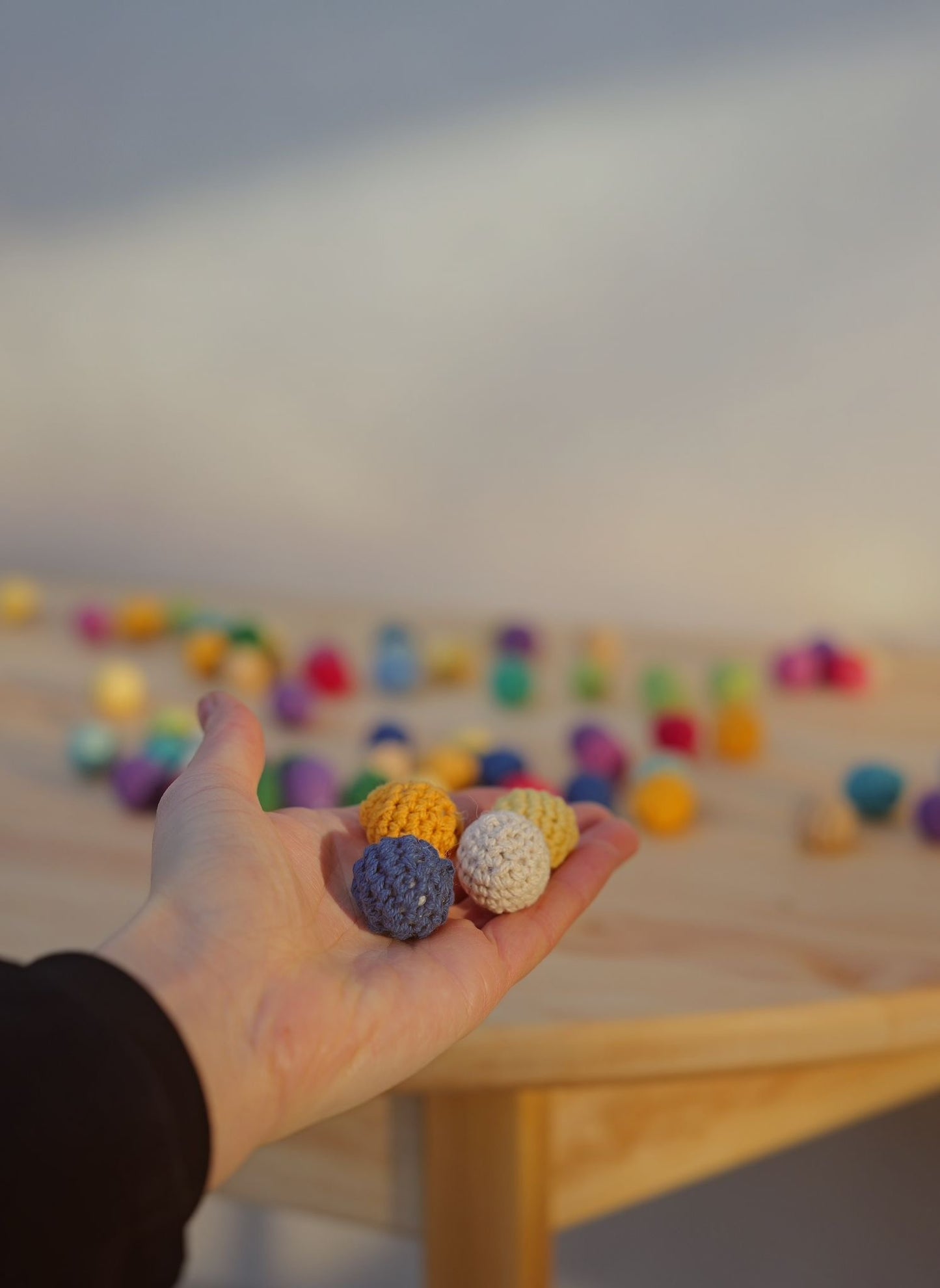 Bunte Häkelkugeln – 100 Stück, handgehäkelt & naturfreundlich