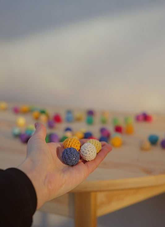 Bunte Häkelkugeln – 100 Stück, handgehäkelt & naturfreundlich