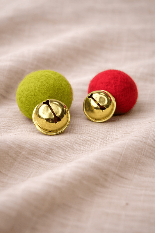 2 Filzbälle 4cm mit Glöckchen in rot und grün