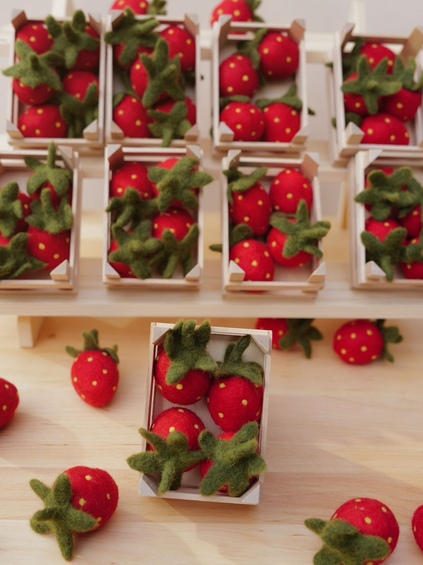 4 Gefilzte Erdbeeren + unbehandeltes Holzkörpchen
