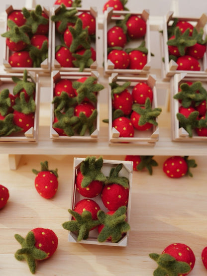 4 Gefilzte Erdbeeren + unbehandeltes Holzkörpchen