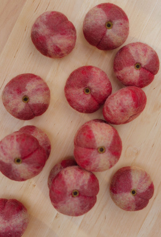 Ein Hauch von Sommer – 2 Pfirsiche aus Wolle