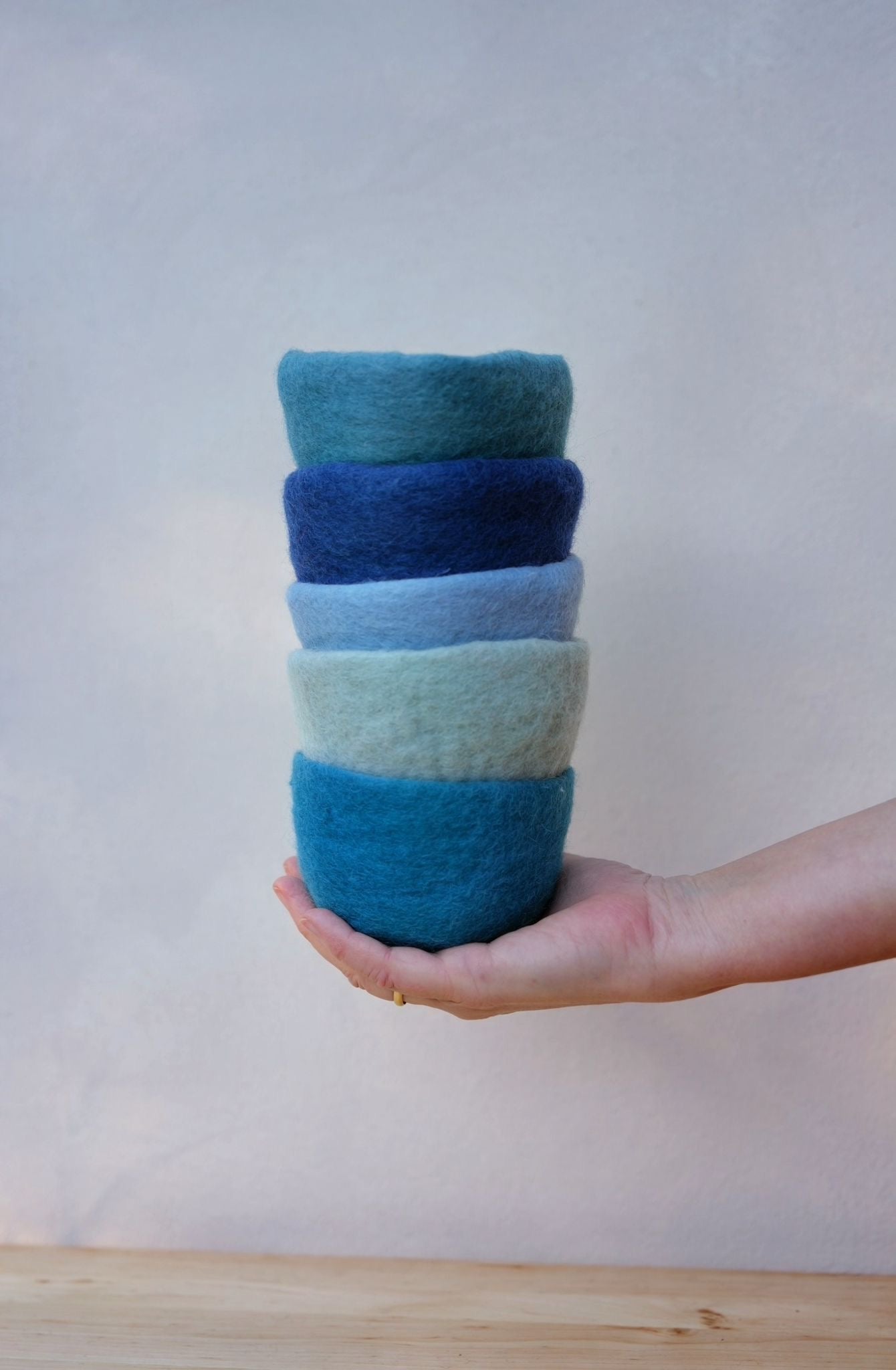 Filzschalen Set – 5 handgefertigte Schalen aus Wollfilz blau