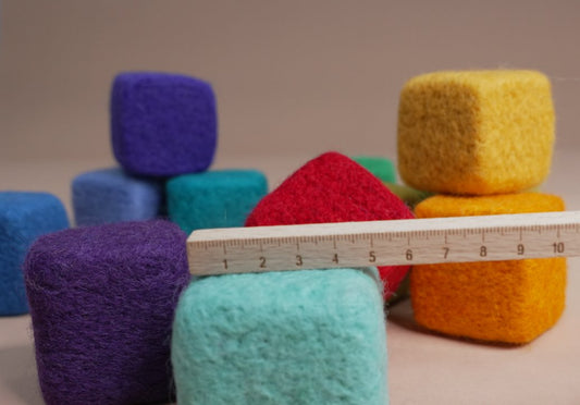 Montessori-Lernspaß: Bunte Filzwürfel für kreative und motorische Förderung