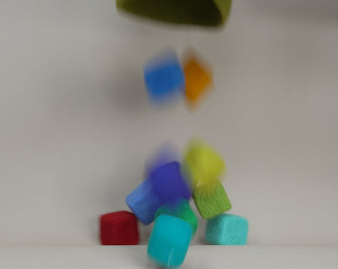 Montessori-Lernspaß: Bunte Filzwürfel für kreative und motorische Förderung