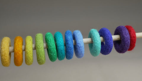 Montessori-Lernspaß: Bunte Filzringe für kreative und motorische Förderung