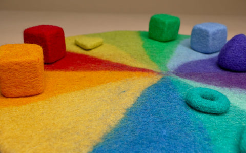 Montessori-Spielteppich in Regenbogenfarben: Lernen und Spielen auf kreative Weise