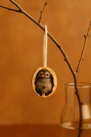 🦉 HuHu – kleine Filzeule in Walnussschale – handgemachter Anhänger mit Herz & Symbolkraft