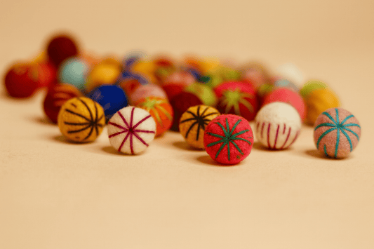 25 oder 50 Filzkugeln 2,3 cm, bestickt,bunt