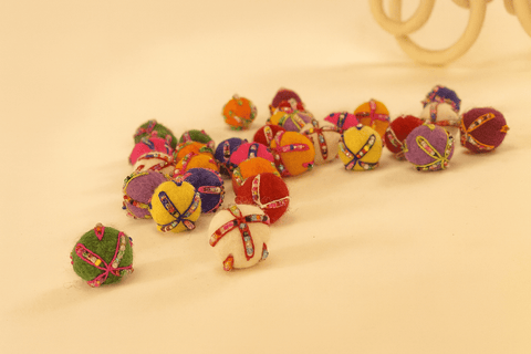 50 Filzkugeln 2,3 cm, bestickt mit Perlen, bunt