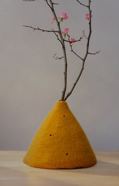 Filzvase für den Jahreszeitentisch Goldgelb