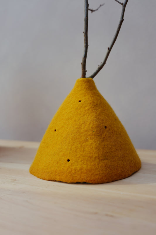 Filzvase für den Jahreszeitentisch Goldgelb