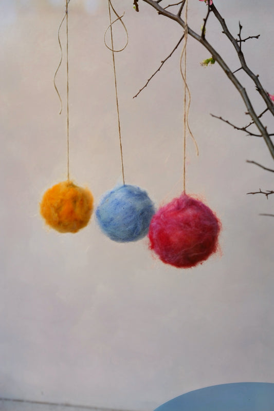 Vogelnestkugel aus Filz in blau