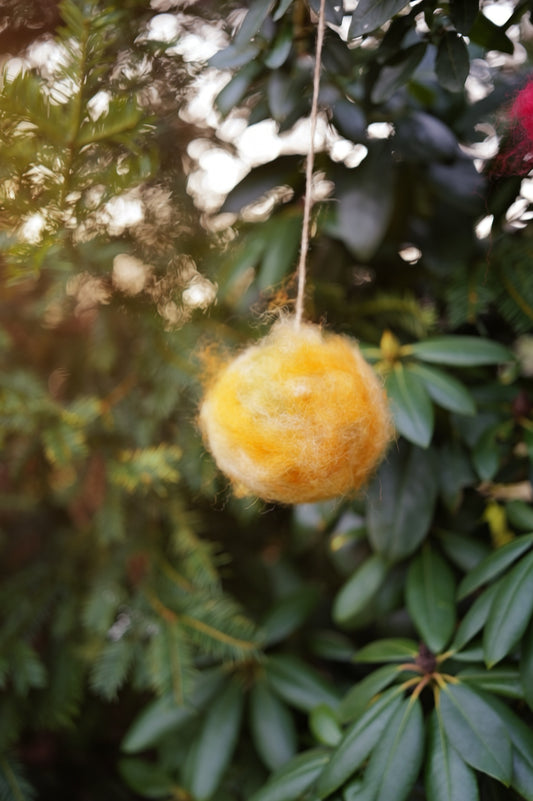 Vogelnestkugel aus Filz in gelb