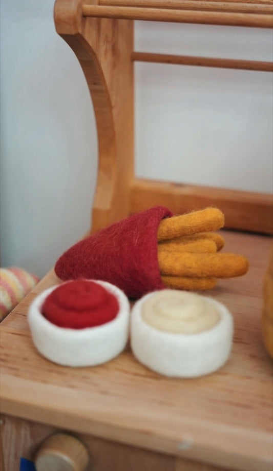 Belgische Pommes mit Ketchup und Mayo