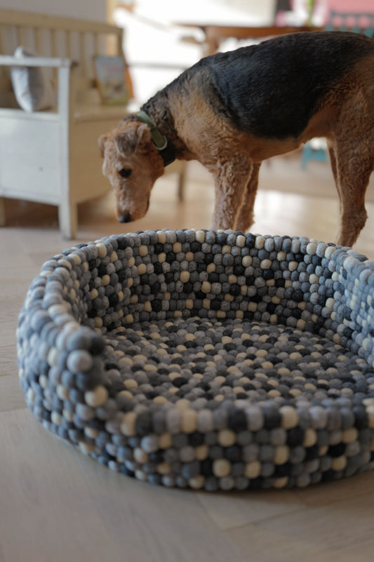 "Pure Gemütlichkeit für deinen Vierbeiner grau - Entdecke unser einzigartiges Hundebett aus unseren Wollfilzkugeln!"