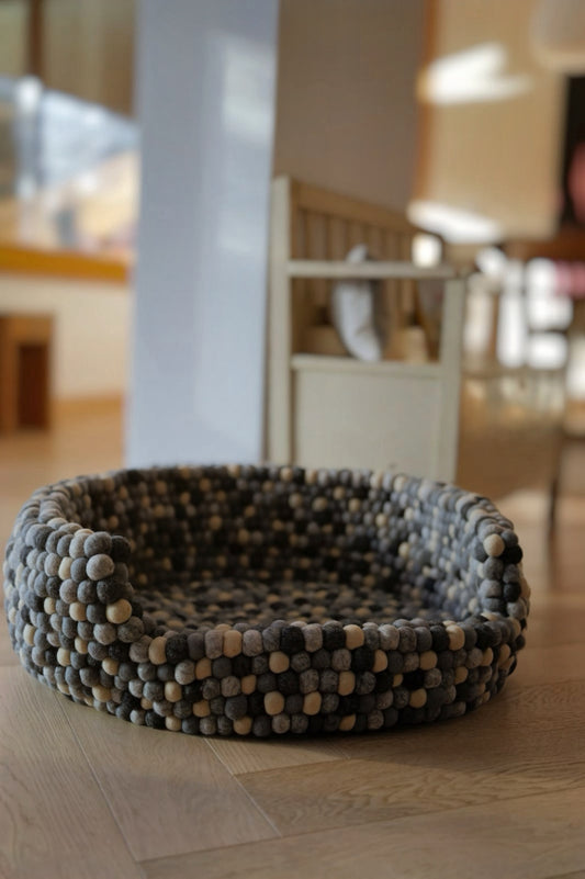 "Pure Gemütlichkeit für deinen Vierbeiner grau - Entdecke unser einzigartiges Hundebett aus unseren Wollfilzkugeln!"