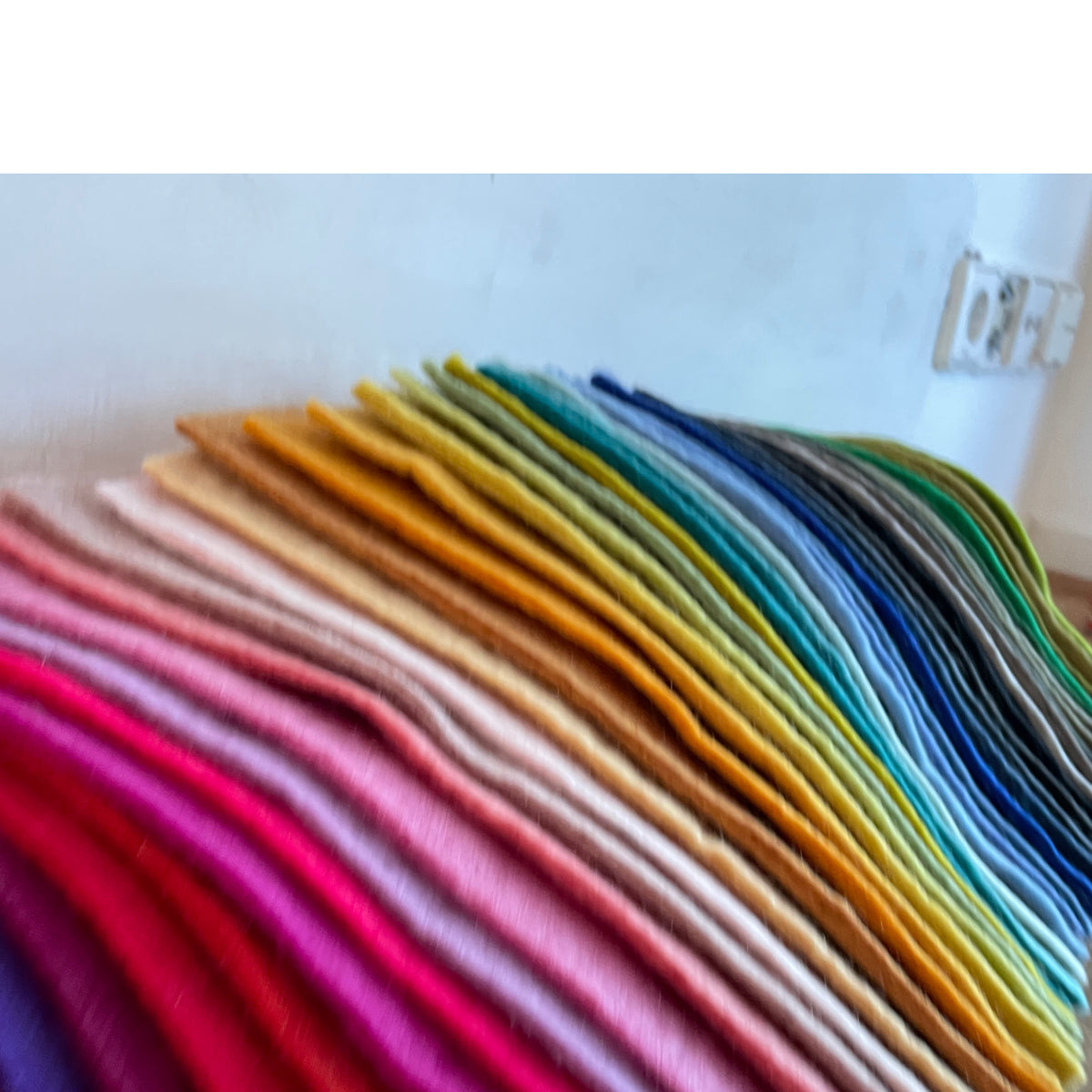Filzplatten Schurwolle kaufen

handgemachter Filz 20x30 cm

Bastelfilz Naturmaterial

Filzplatten für Waldorfpädagogik

Filz basteln mit Kindern

Jahreszeitentisch gestalten

nachhaltiges Bastelmaterial Filz

Montessori Bastelideen

Filz für Waldorfpuppen

Naturfilz für DIY Projekte