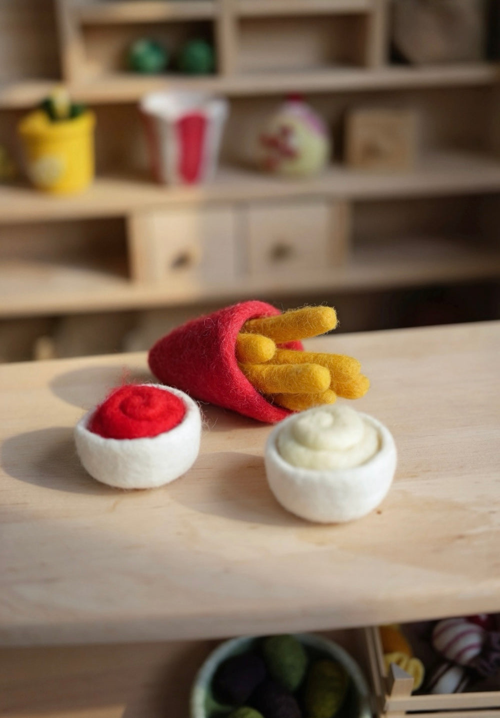Belgische Pommes mit Ketchup und Mayo