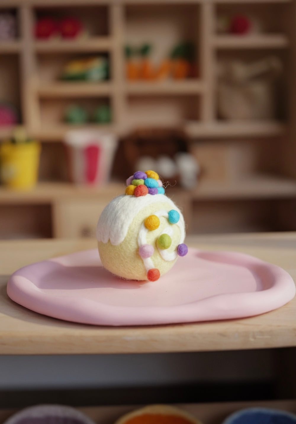 Sahnerolle mit bunten Schokolinsen