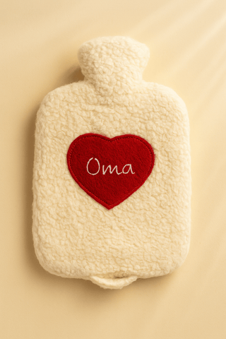 Wärmflasche „Oma Herz“ – mit Kräuterkissen und Baumwollbezug (2 Liter)