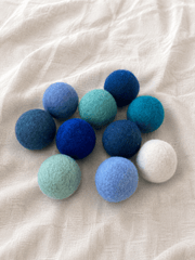 10 große Filzkugeln in Blautönen – 4 cm Ø – für Deko, Spiel & DIY