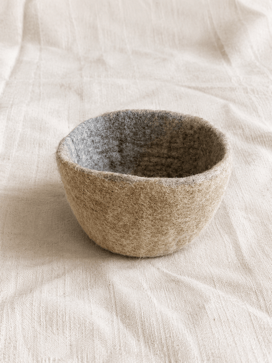 Handgefilzte Filzschale in Naturtönen beige grau